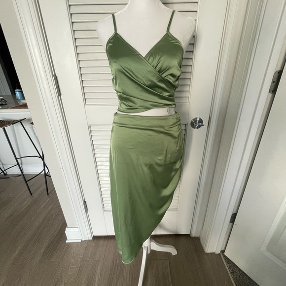 NWT Satin Green Skirt and Matching Crop Set - Picture 5 of 7